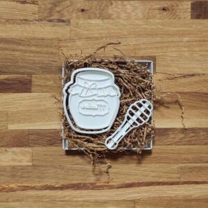 Medaus stiklainiukas ir šaukštelis